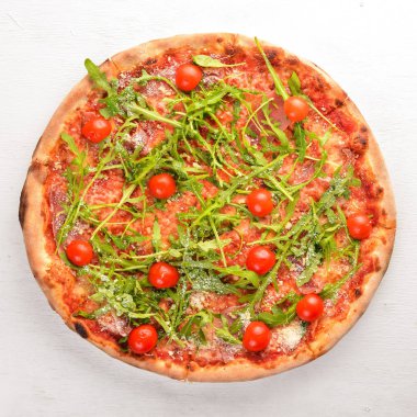 Pizza Primavera. Kiraz domates, roka, peynir. Ahşap bir arka plan üzerinde. Üstten Görünüm.