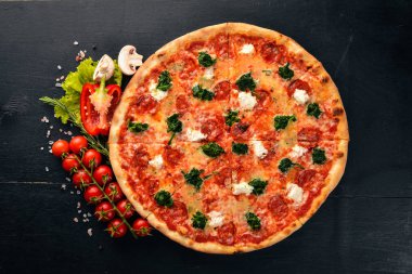 Napolice Pizza. Ispanak, gorgonzola peyniri, sosis salam. Ahşap bir arka plan üzerinde. Üstten Görünüm.