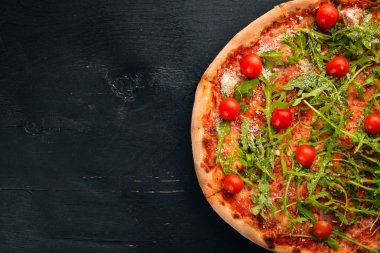 Pizza Primavera. Kiraz domates, roka, peynir. Ahşap bir arka plan üzerinde. Üstten Görünüm.
