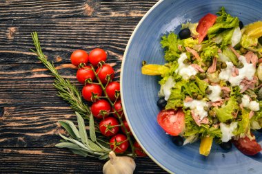 Sebze salatası ve mozzarella peyniri, ton balığı ve Kapari. İtalyan mutfağı. Metniniz için boş alan. Üstten Görünüm.