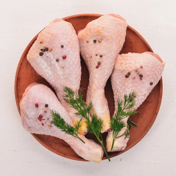 Patas Pollo Crudas Con Romero Especias Sobre Fondo Madera Blanca —  Fotos de Stock