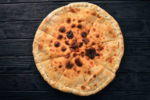 Wulkan Pizza Ser Gorgonzola Pomidory Świeże Warzywa Przyprawy Tle Drewnianych — Zdjęcie stockowe