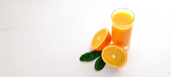 Orangensaft Und Orangen Auf Einer Holzoberfläche Ansicht Von Oben Freiraum — Stockfoto