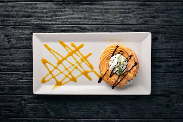 Tarta Crema Con Crema Sobre Fondo Madera Espacio Libre Para — Foto de Stock