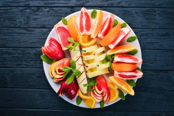 Corte Frutas Laranjas Toranja Banana Tangerina Kiwi Tagliateli Espaço Livre — Fotografia de Stock