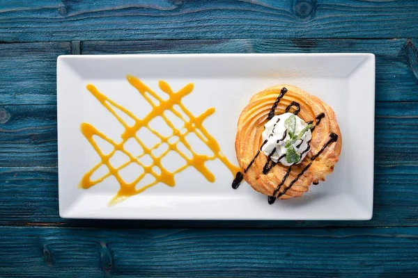 Tarta Crema Con Crema Sobre Fondo Madera Espacio Libre Para — Foto de Stock