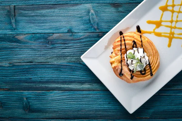 Kremalı pasta krema ile. Ahşap bir arka plan üzerinde. Metniniz için boş alan. Üstten Görünüm.