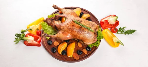 野菜とスパイスを焼きたてのトルコ 感謝祭の日 グースの鶏のグリル 木製の背景 トップ ビュー — ストック写真