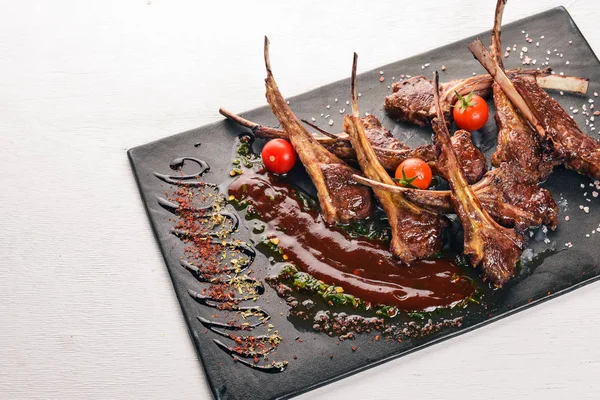 Fırında kaburga ızgara. Koyun eti. Bir kuzu taşırlar. Tagliateli İtalyan mutfağı. Metniniz için boş alan. Üstten Görünüm.