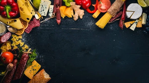 Queijos Variados Salsichas Vinhos Especiarias Tradicionais Legumes Frescos Fundo Madeira — Fotografia de Stock