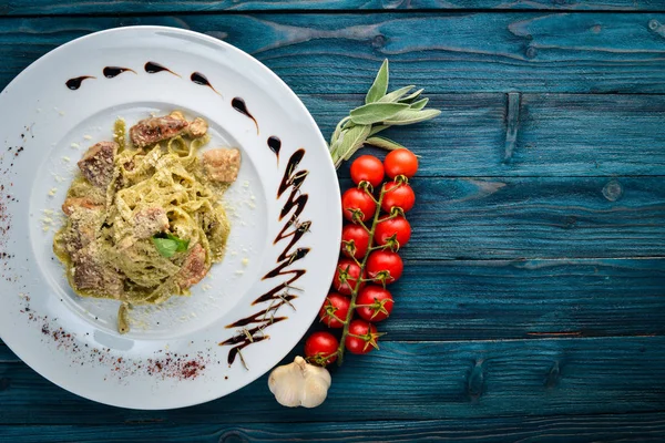白キノコのクリーム ソース パスタ Tagliateli イタリア料理 テキストの無料スペース トップ ビュー — ストック写真
