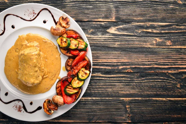 Filete Carne Con Salsa Verduras Parrilla Steak Voronov Sobre Fondo — Foto de Stock