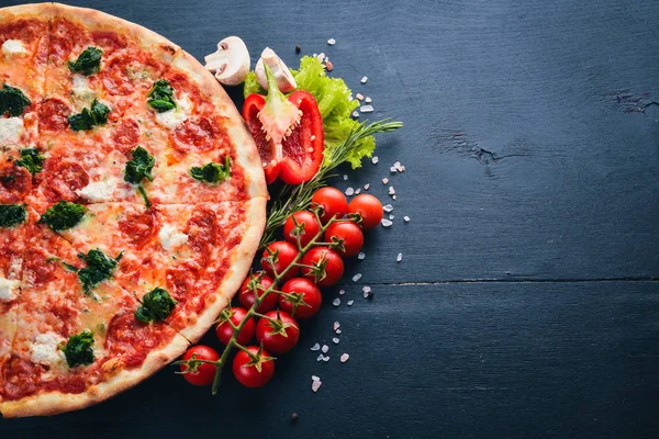 Napolitansk Pizza Spenat Gorgonzola Ost Korv Salami Trä Bakgrund Ovanifrån — Stockfoto