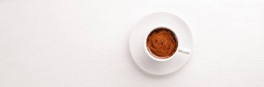 Espresso kahve Kupası Beyaz ahşap zemin üzerinde. Üstten Görünüm. Metin için boş alan.