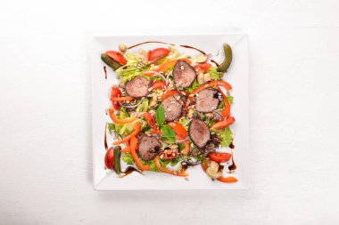 Dana salata, marul ve plaka üzerinde taze sebze. Ahşap bir arka plan üzerinde. Üstten Görünüm. Metin için boş alan.