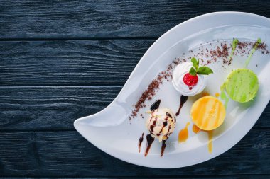 Antep fıstığı, portakal, çikolata tadı ile Panakota. Ahşap bir arka plan üzerinde. Metniniz için boş alan. Üstten Görünüm.