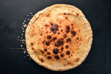 Pizza volkan. Gorgonzola peyniri, domates, taze sebze ve baharat. Ahşap bir arka plan üzerinde. Metniniz için boş alan. Üstten Görünüm.