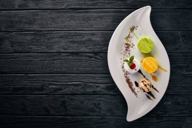 Antep fıstığı, portakal, çikolata tadı ile Panakota. Ahşap bir arka plan üzerinde. Metniniz için boş alan. Üstten Görünüm.