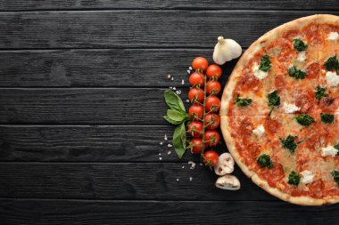 Napolice Pizza. Ispanak, gorgonzola peyniri, sosis salam. Ahşap bir arka plan üzerinde. Üstten Görünüm.