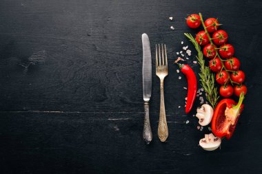 Yemek pişirmek için hazırlık. Kiraz domates. Taze sebze ve baharat ahşap arka plan üzerinde. Üstten Görünüm