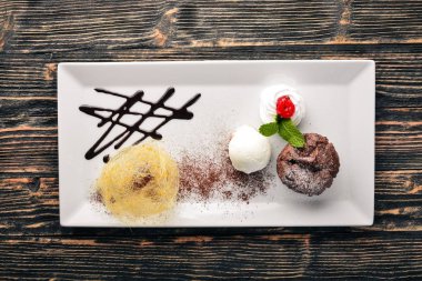 Çikolatalı dondurmalı kek. Ahşap bir arka plan üzerinde. Metniniz için boş alan. Üstten Görünüm.