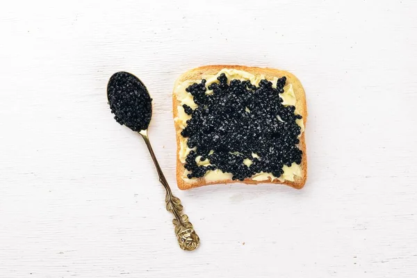 Sandwich Caviar Negru Unt Fundal Din Lemn Privire Sus Spațiu — Fotografie, imagine de stoc