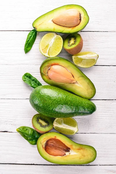 Avokado Kiwi Och Lime Trä Bakgrund Ovanifrån Fritt Utrymme För — Stockfoto