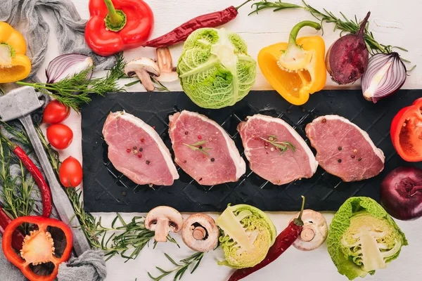 Hovězí Steak Čerstvou Zeleninou Rozmarýnem Koření Bílém Pozadí Dřevěná Pohled — Stock fotografie