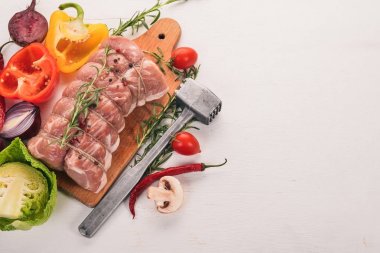 Çiğ et sığır filetosu taze sebze ve biberiye ve baharat beyaz ahşap zemin üzerinde. Üstten Görünüm. Metin için boş alan.