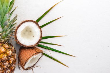 Hindistan cevizi ve ananas ahşap arka plan üzerinde. Tropikal meyve ve fındık. Üstten Görünüm. Metin için boş alan.