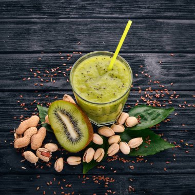 Keten tohumu ve fındık ile kivi güler yüzlü. Ahşap bir arka plan üzerinde. Üstten Görünüm. Metniniz için boş alan.