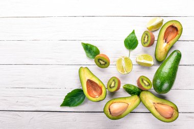 Avokado, kivi ve kireç ahşap arka plan üzerinde. Üstten Görünüm. Metniniz için boş alan.