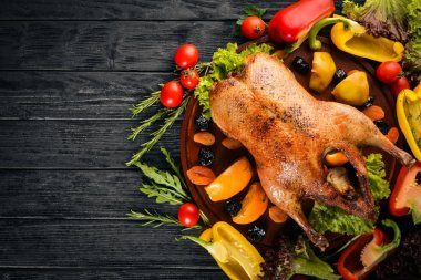 Pişmiş Türkiye sebze ve baharatlar ile. Şükran günü. Kaz tavuk ızgara. Ahşap bir arka plan üzerinde. Üstten Görünüm.