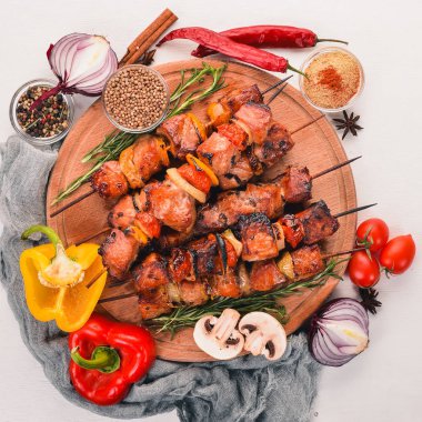 Soğan ve baharatlarla Marine pişmiş kebabı. Ahşap bir arka plan üzerinde. Üstten Görünüm. Metin için boş alan.