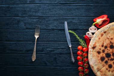 Pizza volkan. Gorgonzola peyniri, domates, taze sebze ve baharat. Ahşap bir arka plan üzerinde. Metniniz için boş alan. Üstten Görünüm.