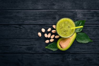 Avokado güler yüzlü ve keten tohumu ve fındık. Ahşap bir arka plan üzerinde. Metin için özgür yer. Üstten Görünüm.