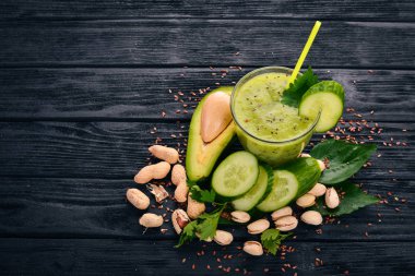 Avokado ve salatalık keten tohumu ve fındık ile güler yüzlü. Ahşap bir arka plan üzerinde. Üstten Görünüm. Metniniz için boş alan.