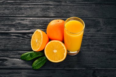 Taze portakal suyu ve portakal bir ahşap yüzeyde. Üstten Görünüm. Metin için boş alan.