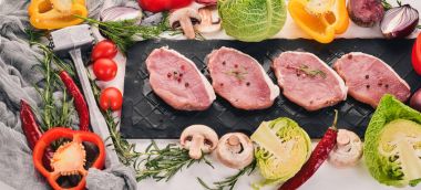 Sığır eti biftek taze sebze ve biberiye ve baharat beyaz ahşap zemin üzerinde. Üstten Görünüm. Metin için boş alan.