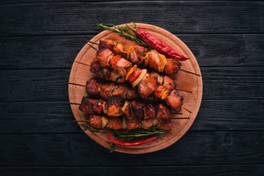 Şiş kebap ve soğanlı şiş kebap. Siyah ahşap masada..