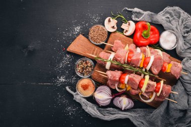 Ham kebap et sebze ahşap bir zemin üzerine gelen. Üstten Görünüm. Metin için boş alan.