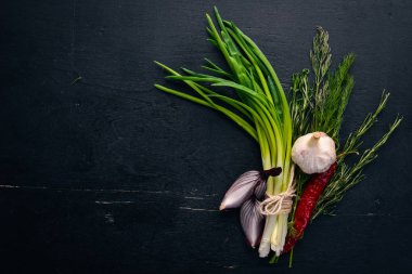 Soğan ahşap arka plan üzerinde. Üstten Görünüm. Metniniz için boş alan.