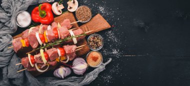 Ham kebap et sebze ahşap bir zemin üzerine gelen. Üstten Görünüm. Metin için boş alan.