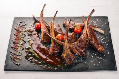 Fırında kaburga ızgara. Koyun eti. Bir kuzu taşırlar. Tagliateli İtalyan mutfağı. Metniniz için boş alan. Üstten Görünüm.