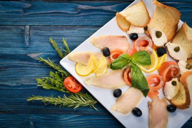 Tuz balık. Somon, Pembe somon bir plaka üzerinde. Ahşap bir arka plan üzerinde. Üstten Görünüm. Metin için boş alan.