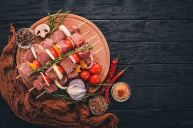 Ham kebap et sebze ahşap bir zemin üzerine gelen. Üstten Görünüm. Metin için boş alan.