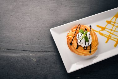 Kremalı pasta krema ile. Ahşap bir arka plan üzerinde. Metniniz için boş alan. Üstten Görünüm.