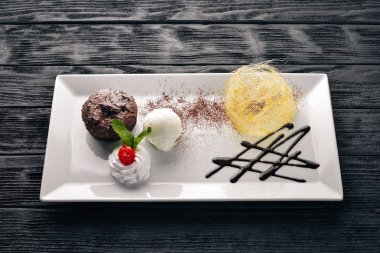 Çikolatalı dondurmalı kek. Ahşap bir arka plan üzerinde. Metniniz için boş alan. Üstten Görünüm.