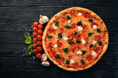 Napolice Pizza. Ispanak, gorgonzola peyniri, sosis salam. Ahşap bir arka plan üzerinde. Üstten Görünüm.