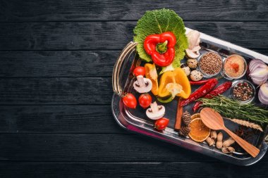 Sebzeler, otlar ve baharatlar yemek pişirmek için ürün yelpazesine. Üstten Görünüm. Bir ahşap yüzeye. Metin için boş alan.